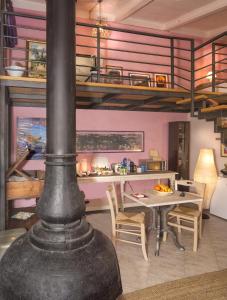 ピサにあるBed and breakfast Queenのコンロ、テーブル、ロフトが備わる客室です。