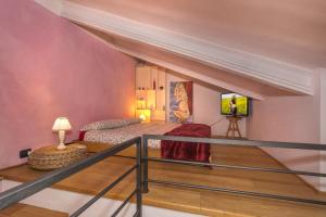 ピサにあるBed and breakfast Queenのベッド1台、バルコニー(ベッド1台付)が備わる客室です。