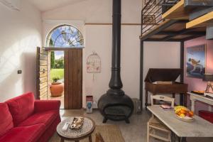 een woonkamer met een rode bank en een fornuis bij Bed and breakfast Queen in Pisa