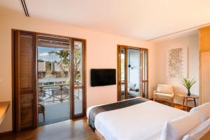 Avani+ Luang Prabang Hotel的电视和/或娱乐中心
