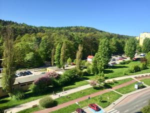 an aerial view of a park with a parking lot at Apartament la mar in Sopot