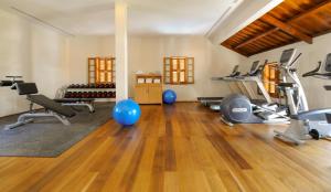 Avani+ Luang Prabang Hotel的健身中心和/或健身设施