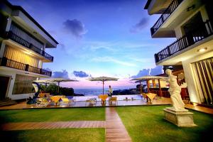 a resort with a statue in the middle of a yard at Watergate Resort Unawatuna in Unawatuna