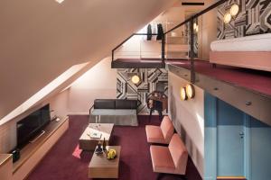 ブダペストにあるStories Boutique Hotelのロフトルーム(ベッド1台、ソファ、テレビ付)
