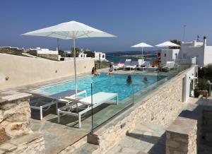 Bazén v ubytování Adonis Hotel Studios & Apartments nebo v jeho okolí