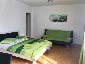 ein Schlafzimmer mit einem Bett und einem Sofa in der Unterkunft Apartment al Lido Ascona in Ascona