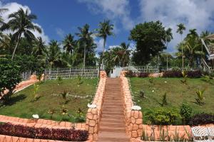 O grădină în afara Shell Villa apartel resort