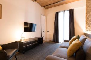 Televízia a/alebo spoločenská miestnosť v ubytovaní Aspasios Sagrada Familia Apartments