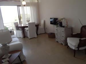 TV a/nebo společenská místnost v ubytování Apartments Aliki