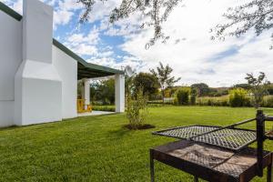 a view of the backyard of a house at The Farmers Cottage Bethulie in Bethulie