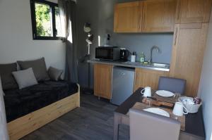 um pequeno quarto com uma cama e uma cozinha em La Rogeraie Cap gris nez em Audinghen