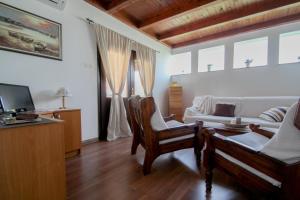 een woonkamer met een bank en een tafel en stoelen bij Karpinjan in Novigrad Istria