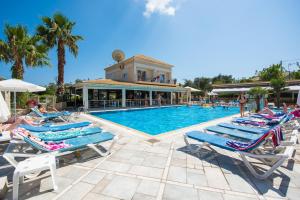 Bazén v ubytování Kavos Plaza Hotel nebo v jeho okolí