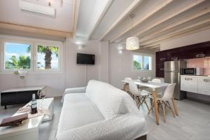 TV a/nebo společenská místnost v ubytování Kavos Plaza Hotel
