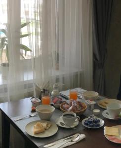 ナーベレジヌイェ・チェルヌイにあるMaksim Hotelのテーブル(朝食用の食品、ドリンク付)