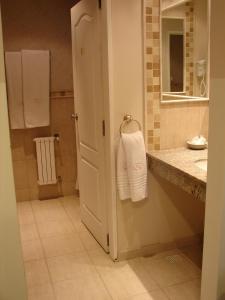 Un baño con un lavabo y una toalla blanca. en Hotel Lunajuim, en El Chaltén