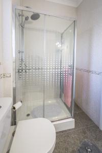 uma cabina de duche na casa de banho com WC em Dream City Home nas Caldas da Rainha