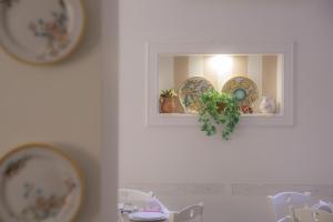 a room with a mirror and plates on a wall at TAM Vacanze B&B in Cinisi