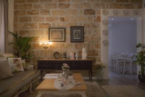 ein Wohnzimmer mit einem Sofa und einem Tisch in der Unterkunft TAM Vacanze B&B in Cinisi