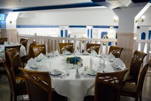 Reštaurácia alebo iné gastronomické zariadenie v ubytovaní Targowski Dwór Mazury