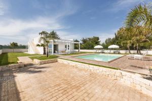 une villa avec une piscine et une maison dans l'établissement Villa Evi by BarbarHouse, à Specchiolla