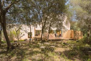 アルタにあるMirador - idyllic countryside villa near Artaのテーブルと椅子が備わる森の家