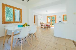 アルタにあるMirador - idyllic countryside villa near Artaのキッチン、ダイニングルーム(白いテーブル、椅子付)