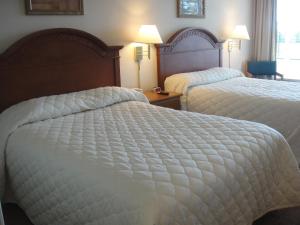 a hotel room with two beds and a window at Bryce Inn in Smiths Grove