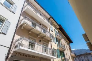 budynek z balkonami po jego stronie w obiekcie Casa Tonetta Luxury Apartments w Arco