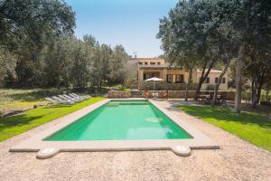 ein Pool vor einem Haus in der Unterkunft Mirador - idyllic countryside villa near Arta in Artá