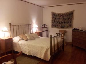 a bedroom with a bed and two lamps and a dresser at 816 B&B in Mendoza