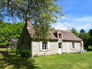 een oud stenen huis in een grasveld bij Unique Holiday Home with Pool in Combreux Centre in Combreux