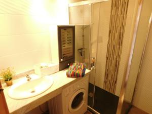 A bathroom at GMID IMMO A187 Apartamento Port Canigo