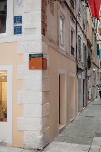 una strada in una città con un edificio di Old Town Apartment Split a Spalato (Split)
