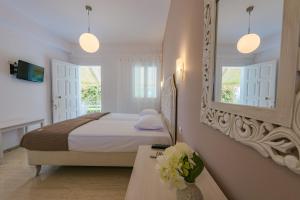 Un pat sau paturi într-o cameră la Villa Sophia Elena