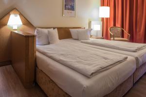 Postel nebo postele na pokoji v ubytování Hotel Residenz Limburgerhof