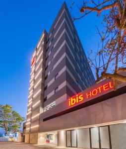 un edificio de hotel con un cartel de hotel en él en ibis Barranquilla en Barranquilla