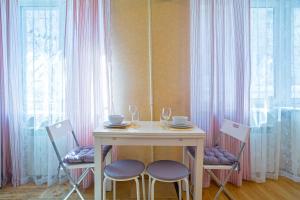 モスクワにあるLux-Apartments, улица Заморенова 14のテーブル(椅子2脚付)、テーブル(ワイングラス付)