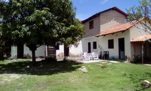 a view of the house from the yard at Pousada Chalés do Lago in Cavalcante