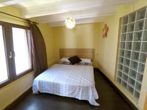 Un dormitorio con una cama en una habitación con ventana. en Casa con encanto en Altea, en Altea