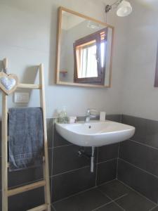 łazienka z umywalką i lustrem w obiekcie Venezia nature&beach w Cavallino-Treporti