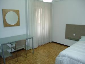 サラマンカにあるSalamanca_centroのベッドルーム(デスク、ベッド、鏡付)