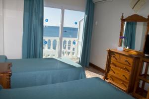 a hotel room with a bed and a television at Hotel Mediterraneo Carihuela in Torremolinos