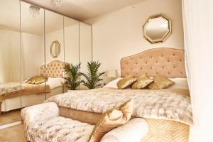ポゴジェリツァにあるApartament Golden Pearl Pogorzelicaのベッドルーム1室(ベッド2台、鏡付)