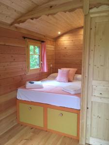 Posto letto in cabina di legno con finestra. di Coutillard a Parisot Altre 37 foto