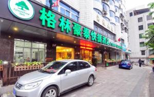 une voiture en argent garée devant un bâtiment dans l'établissement GreenTree Inn Hainan Haikou Haifu Road Provincial Government Express Hotel, à Haikou