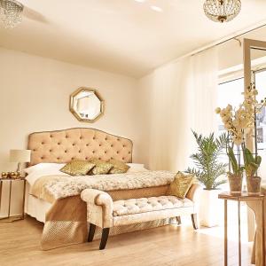 ein Schlafzimmer mit einem großen Bett und einem großen Fenster in der Unterkunft Apartament Golden Pearl Pogorzelica in Pogorzelica
