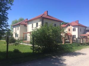 a fence in front of a house at Noclegi u Ireny in Zakręt