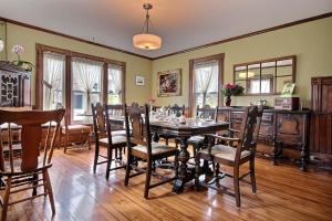a dining room with a table and chairs at À L'Ancestrale B&B in Magog-Orford