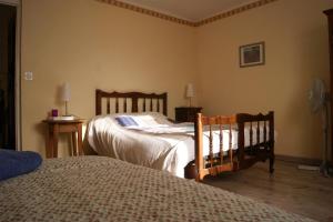 サン・タンドレ・レ・ザルプにあるle colombierのベッドルーム1室(ツインベッド2台、ファン付)